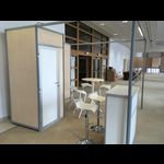 Stand avec cloisons en érable clair ou blanches (photo 6)