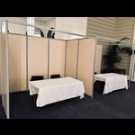 Stand avec cloisons en érable clair ou blanches (photo 4)