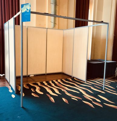 Stand avec cloisons en érable clair ou blanches