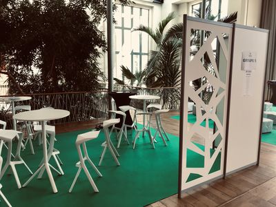 Stand en cloisons blanches ou ajourées